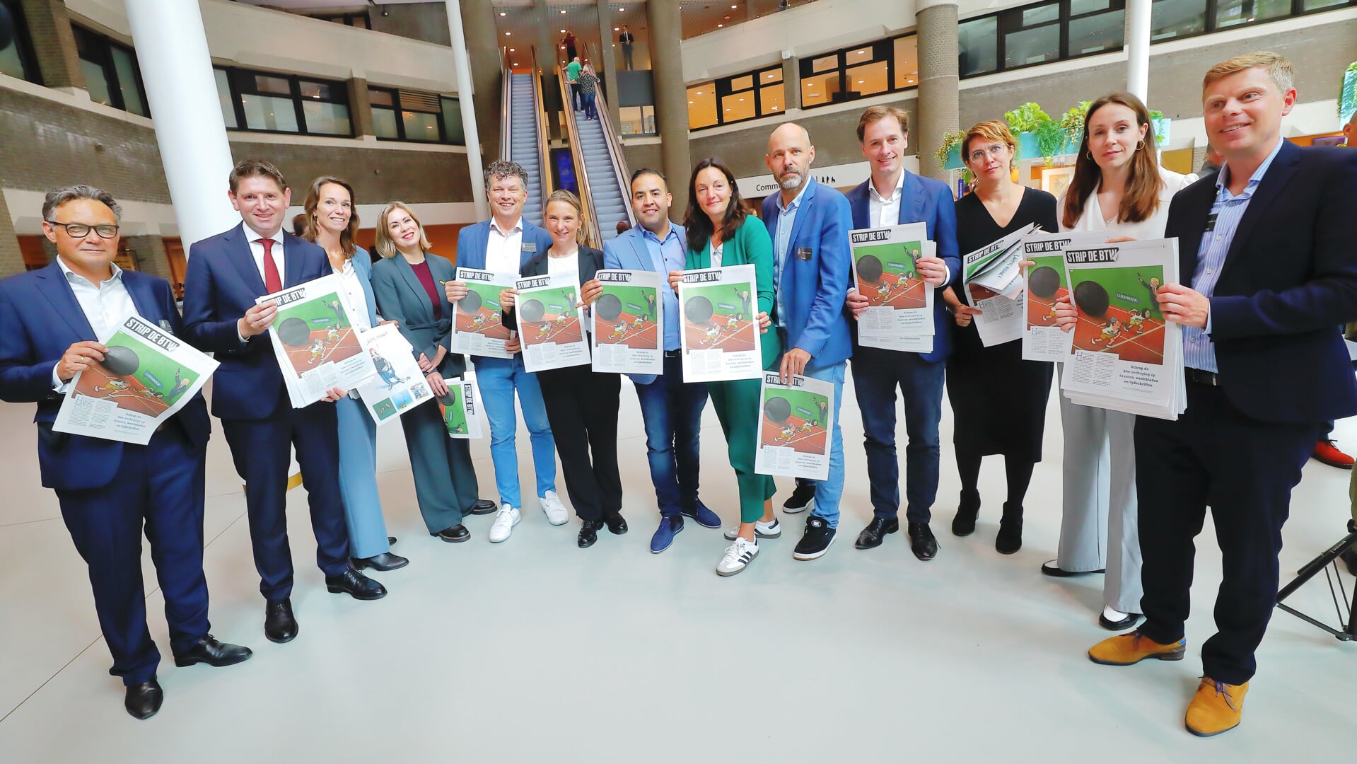 Tweede-Kamer-neemt-petitie-tegen-btw-verhoging-in-ontvangst---Als-we-zo-doorgaan-blijft-er-weinig-van-de-lokale-journalistiek-overeind-