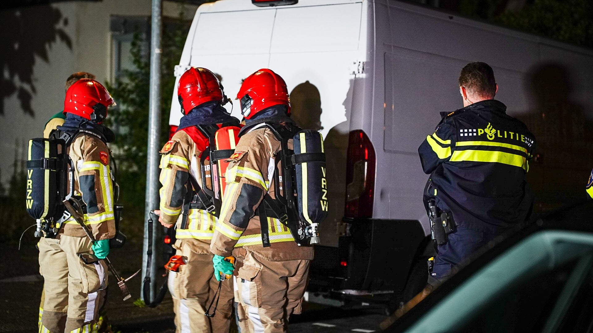 Drugsdumping op heterdaad betrapt in Wormer: bestelbus achtergelaten na vlucht