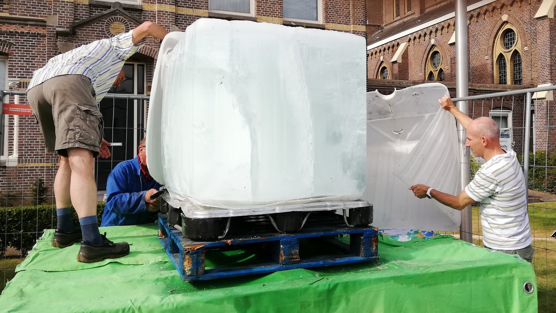 Groot ijsblok in Wervershoof