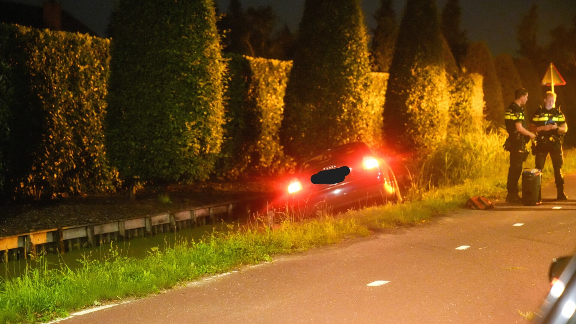 Auto vliegt uit de bocht en belandt te water aan de Insteek in Boskoop