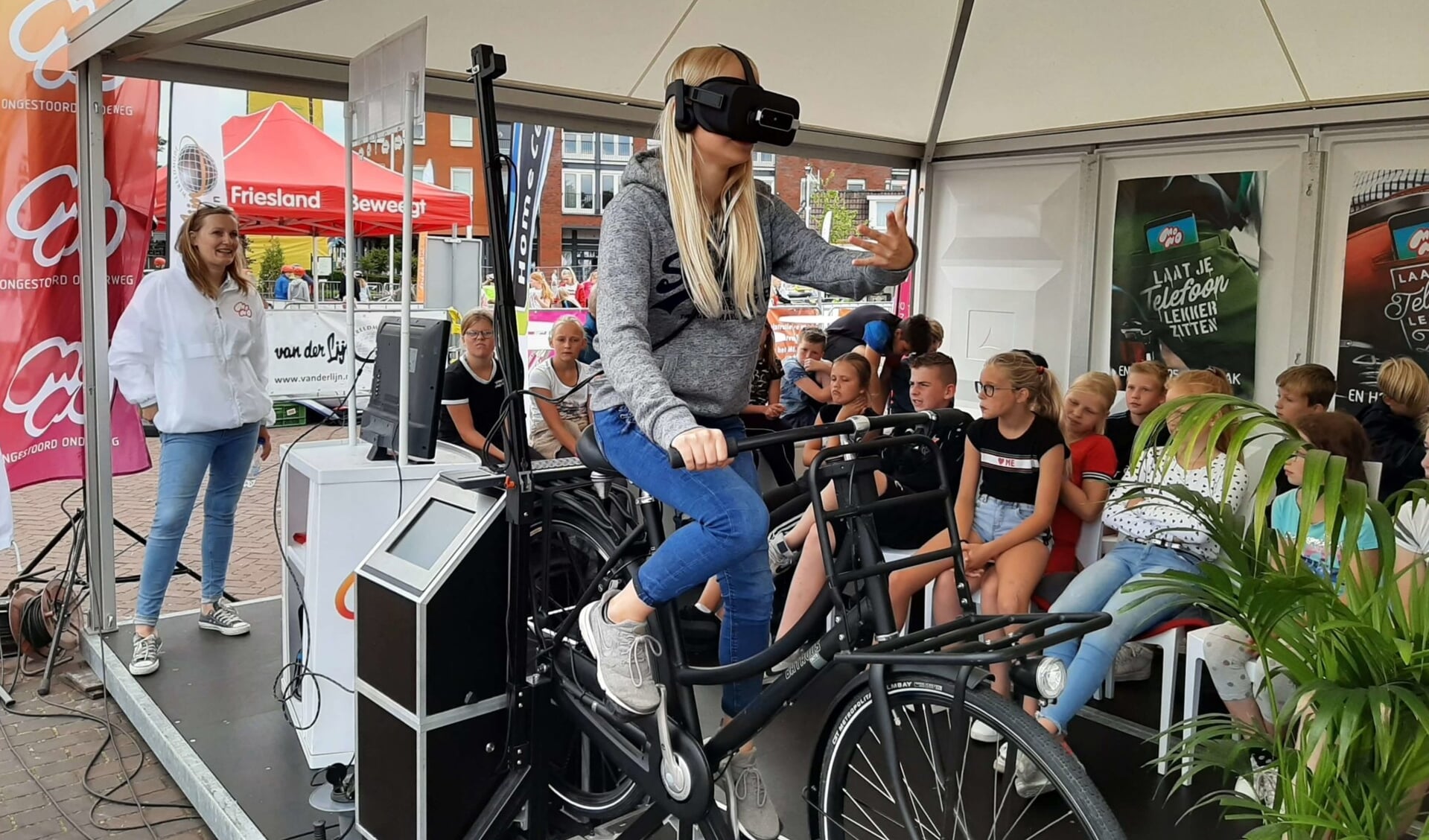 Appen of bellen op fiets levensgevaarlijk; stap op de fietssimulator ...