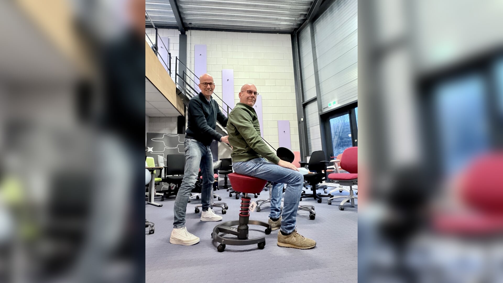 Ergonoom geeft kandidaat-raadslid Peter van Lent een steuntje in de rug ...