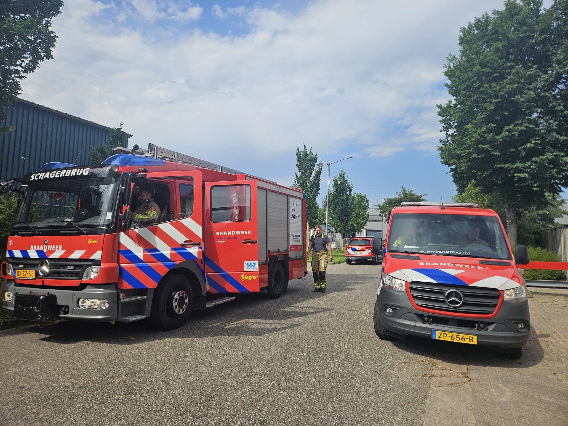 Brandweer ter plaatse aan de Handelsweg in Schagerbrug