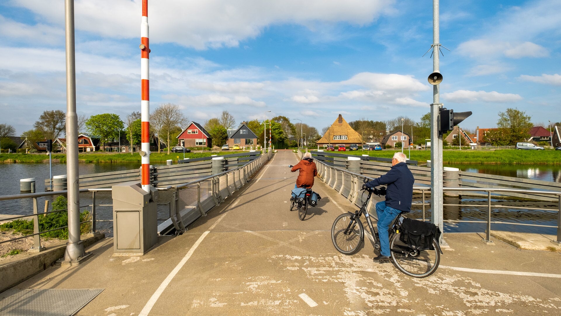 Rekervlotbrug tussen Bergen en Koedijk weer kapot