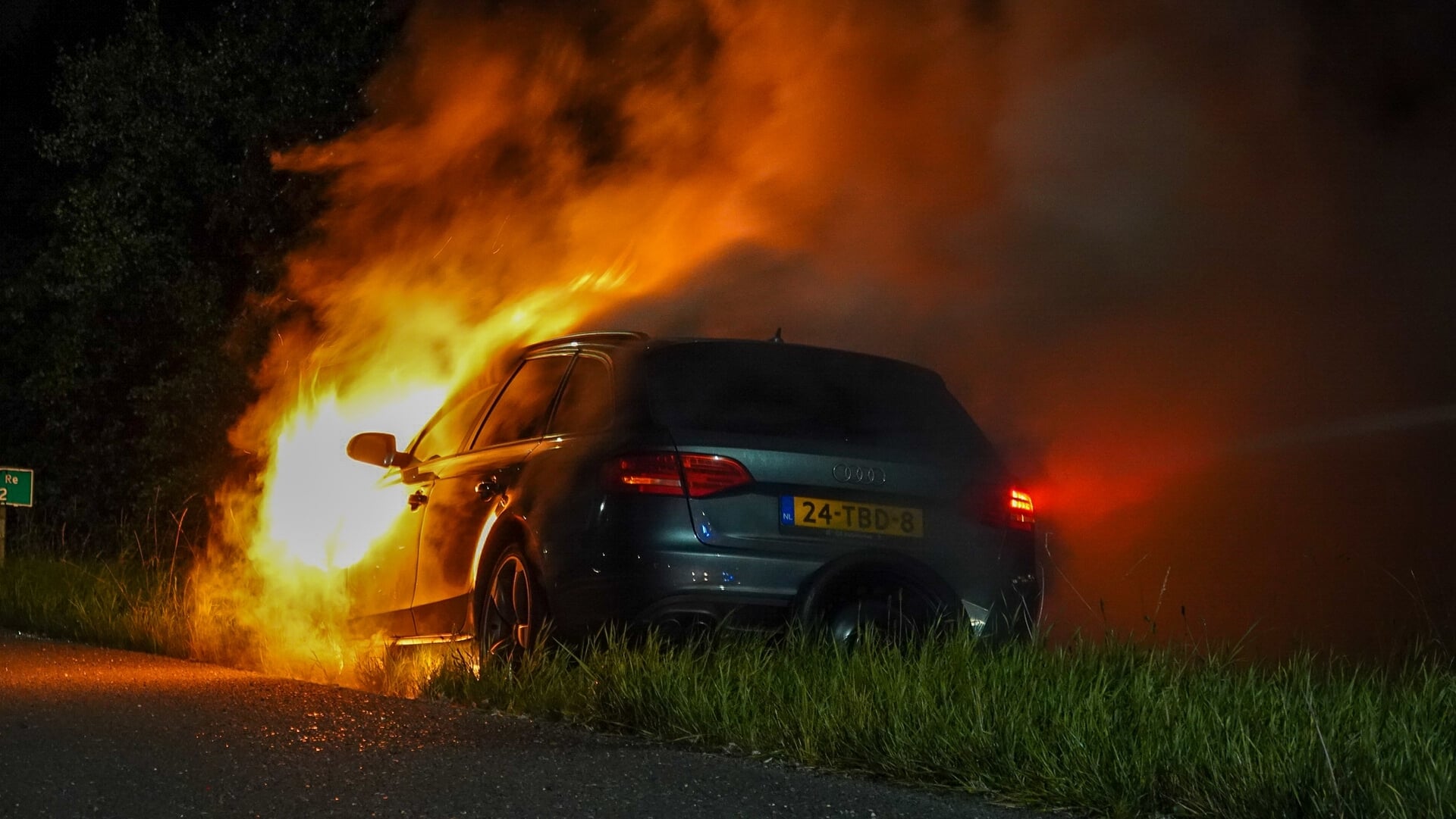 Kermis in duigen: voertuig brandt volledig uit op A7 bij Hoorn