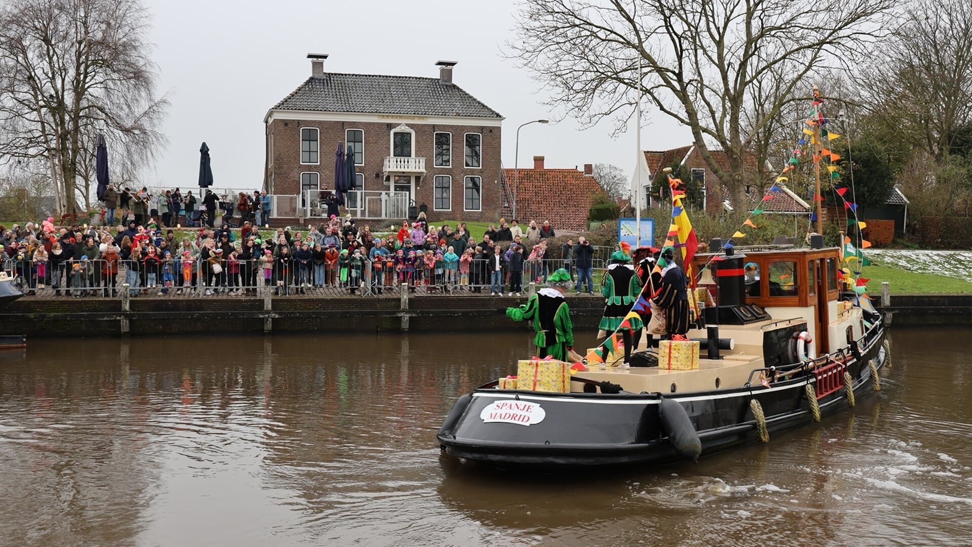 Sinterklaas ook aangekomen in Garnwerd; brug zit feestelijke intocht niet in de weg
