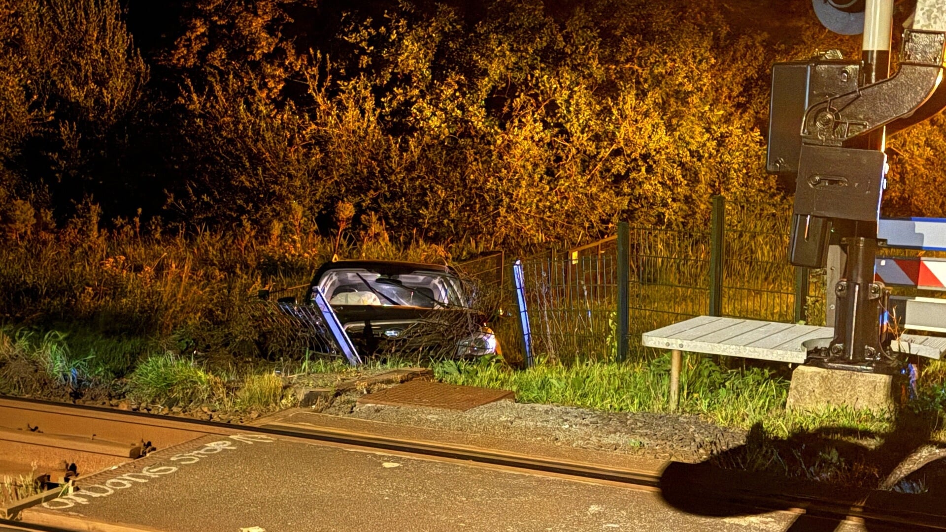 Auto crasht tegen hek bij spoor aan Paddegat Boskoop