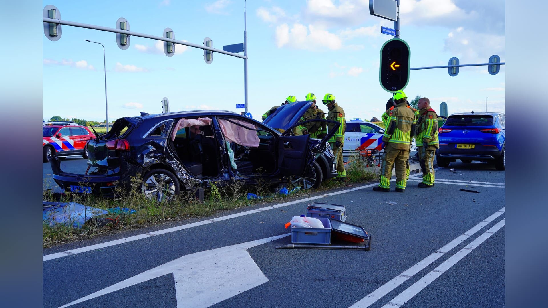 Twee gewonden bij botsing tussen taxi en auto aan Markerwaardweg bij Zwaagdijk-Oost