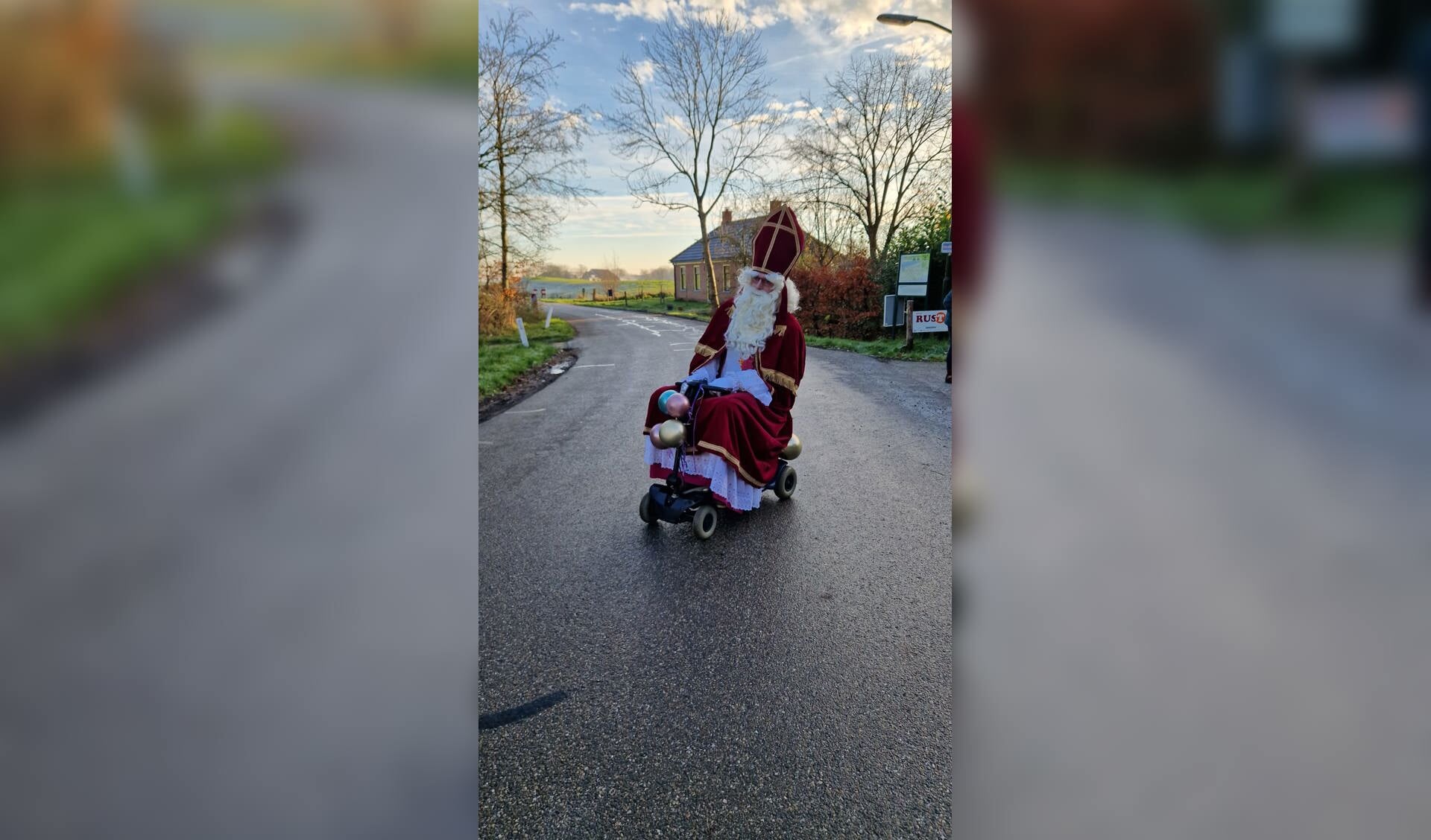 Sint arriveert per scootmobiel in Houwerzijl