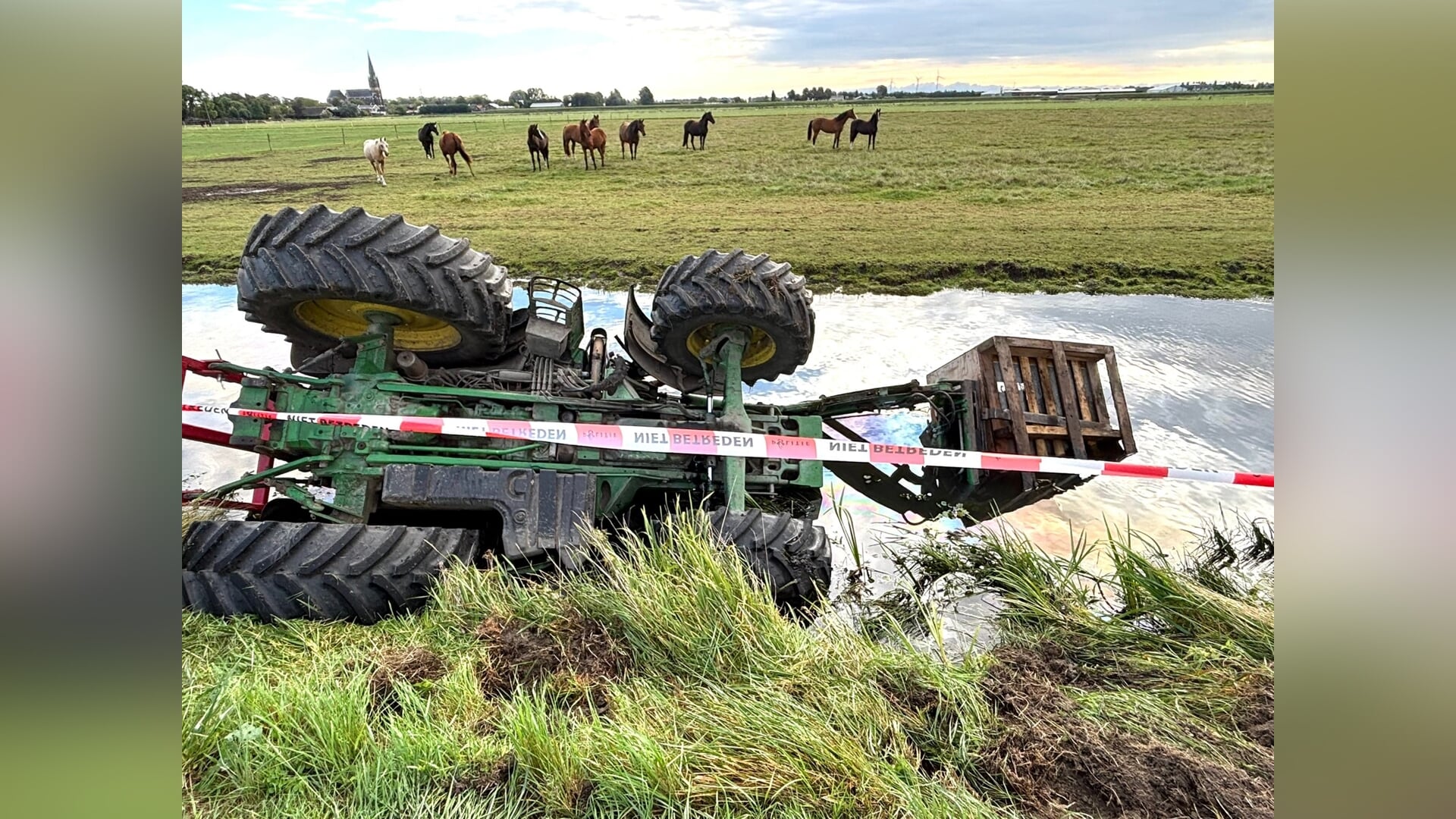 Tractor raakt te water tijdens werkzaamheden op het land aan Zijdwerk in Wervershoof
