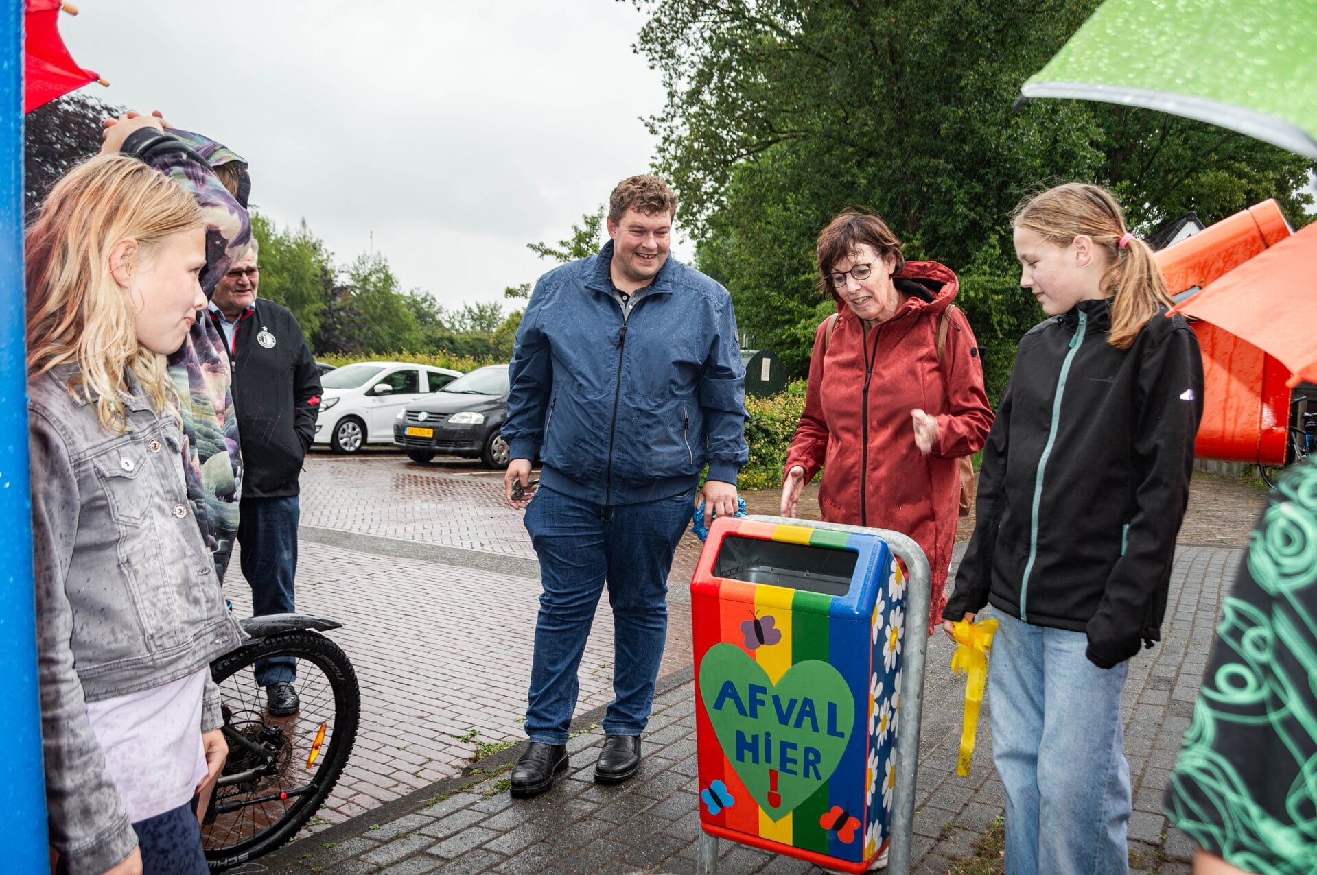 Onthulling beschilderde prullenbak in Roderwolde trekt veel bekijks