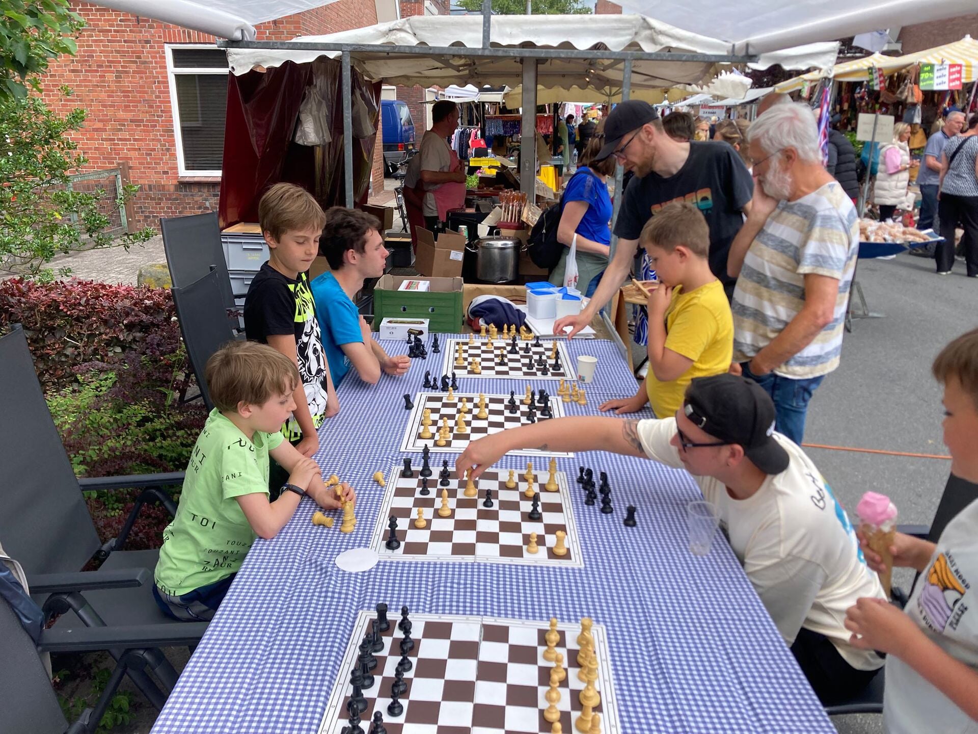 Veel belangstelling voor Schaakclub Leek op Braderie Tolbert
