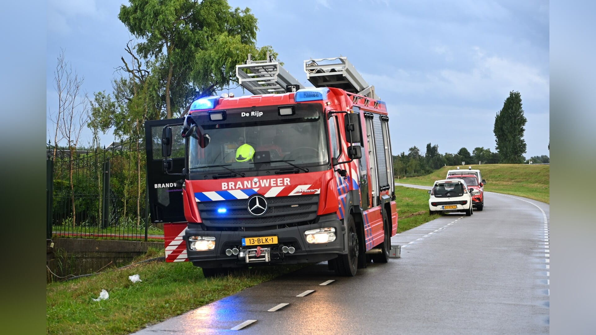 Schutting in brand aan Westdijk in Zuidschermer