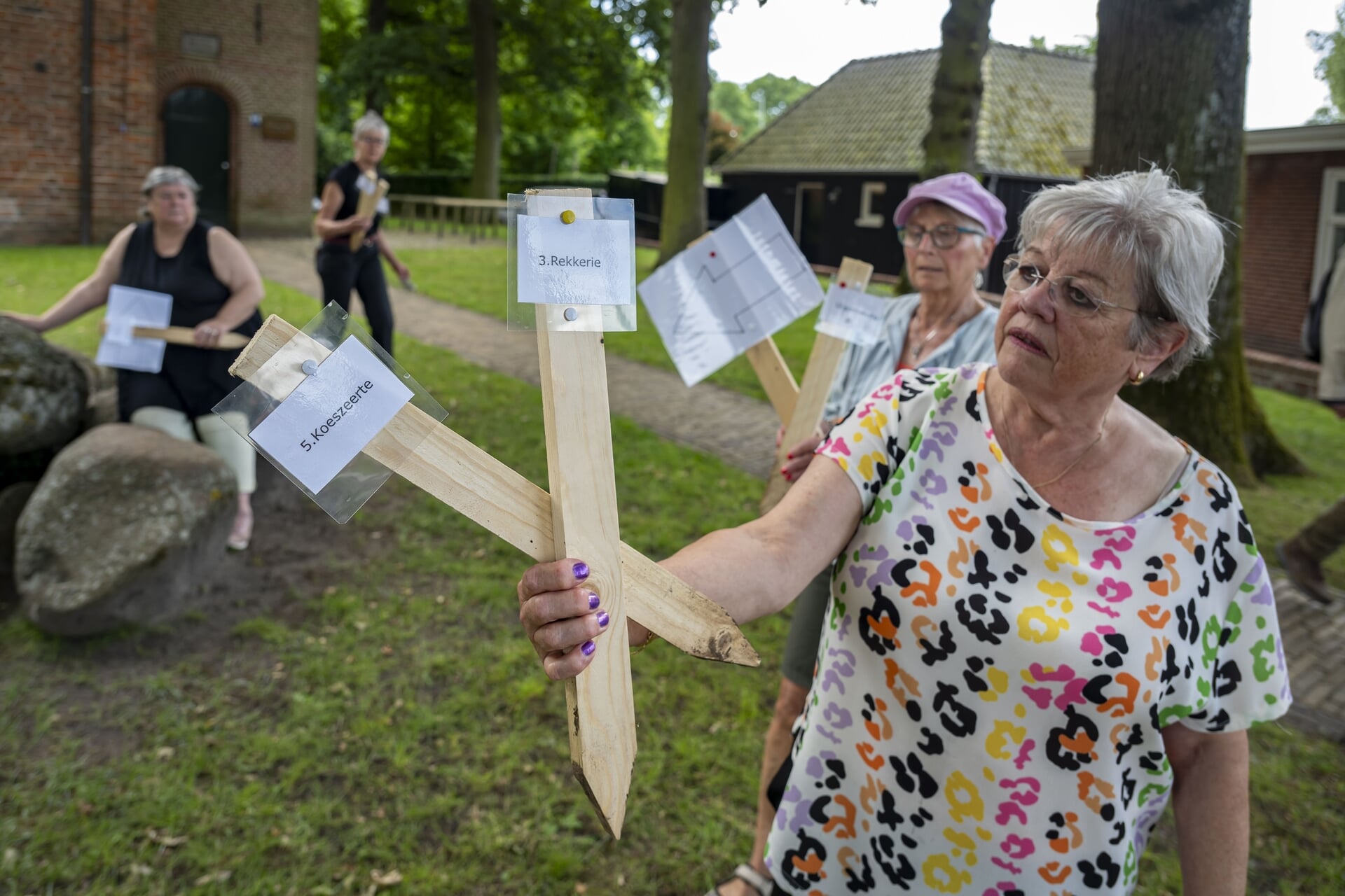 Streektaoltocht Peize zorgt voor bijles Drentse taal tijdens wandelactiviteit