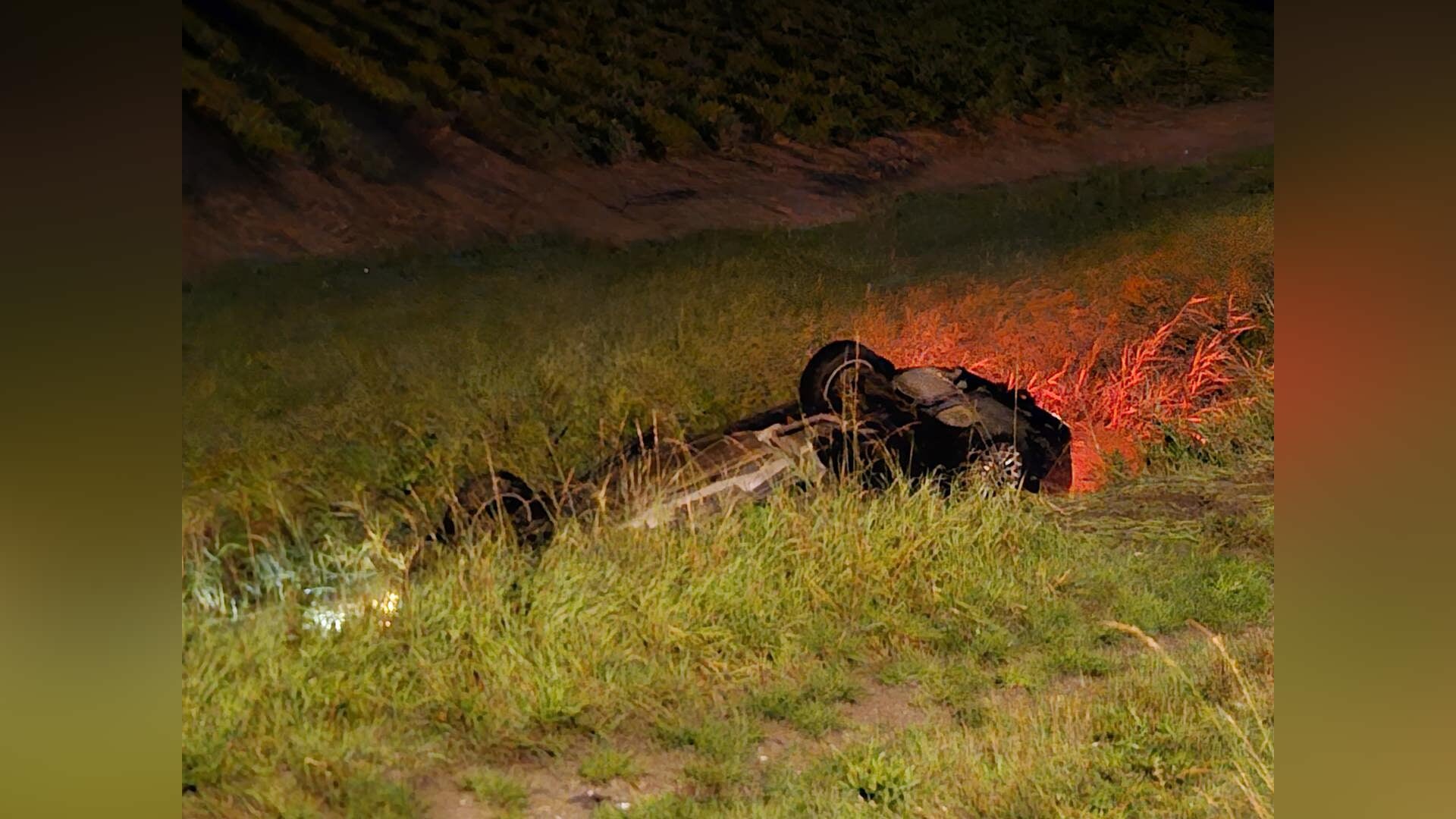 Auto op kop in sloot langs Valkkogerdijk in Sint Maarten, bestuurder naar ziekenhuis