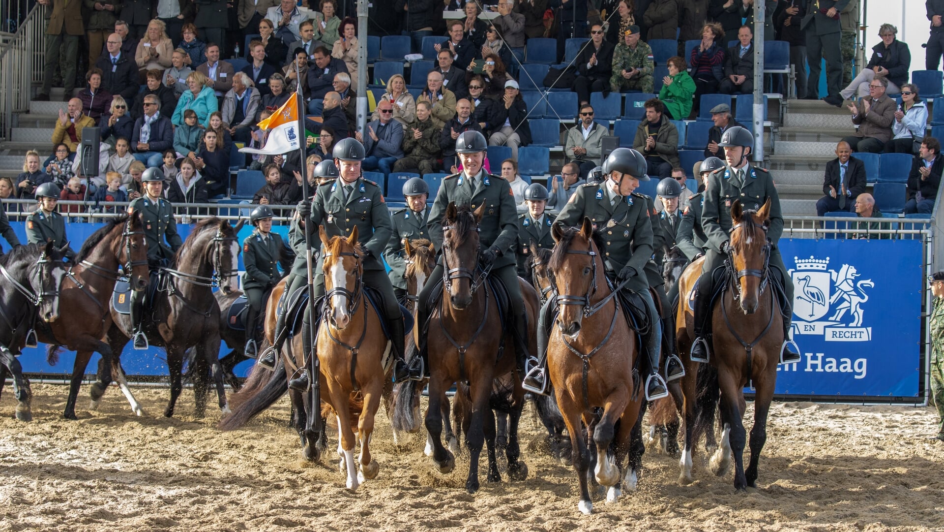 Cavalerie oefent op Scheveningen voor Prinsjesdag