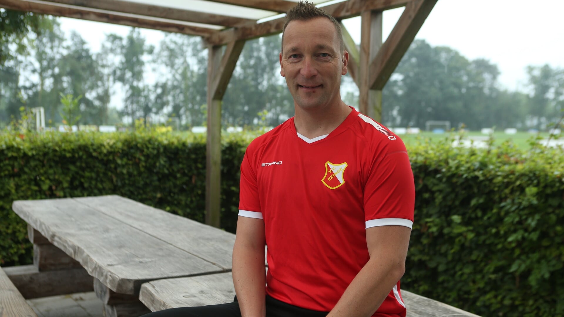 Trainer Erwin Molog langer bij Ezinge