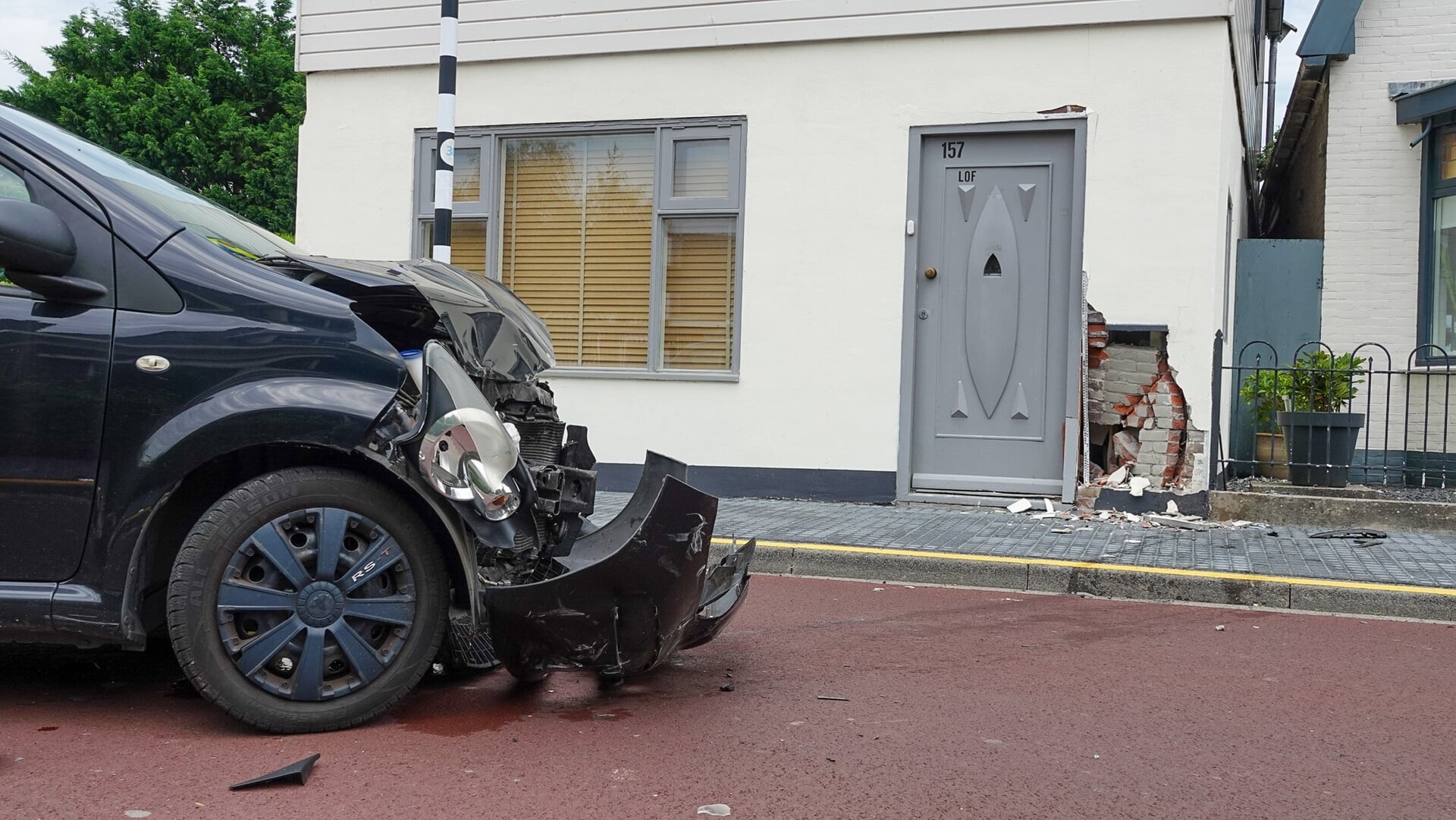 Gewonde en veel schade na frontale aanrijding aan Kerkebuurt in Berkhout