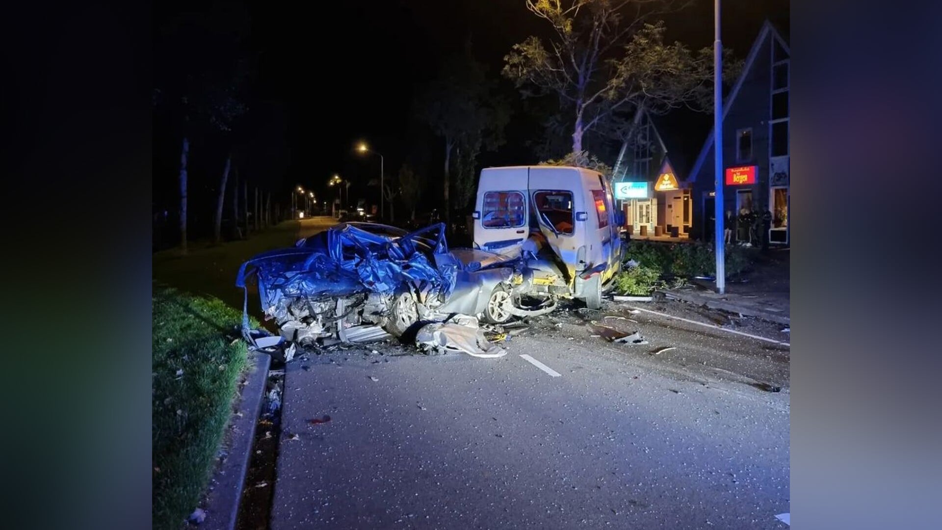 Automobilist onder invloed richt ravage aan bij ongeluk aan Voorburggracht in Zuid-Scharwoude