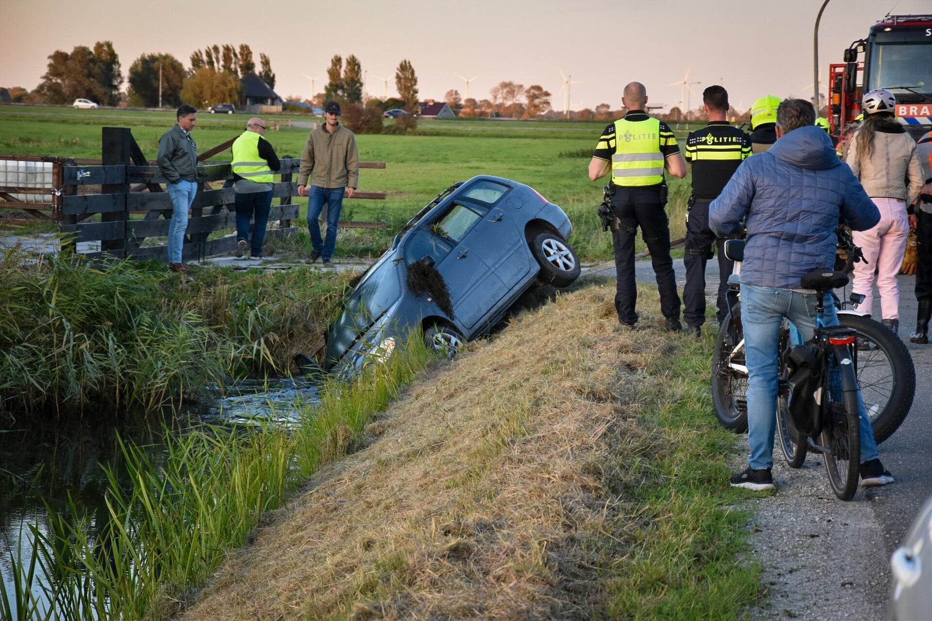 Auto te water op Teugelaan Schoorl, bestuurder naar ziekenhuis