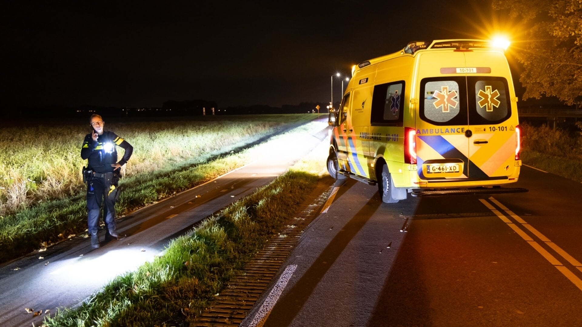 Slachtoffer met spoed naar ziekenhuis na frontale botsing tussen fatbike en fiets langs Medemblikker