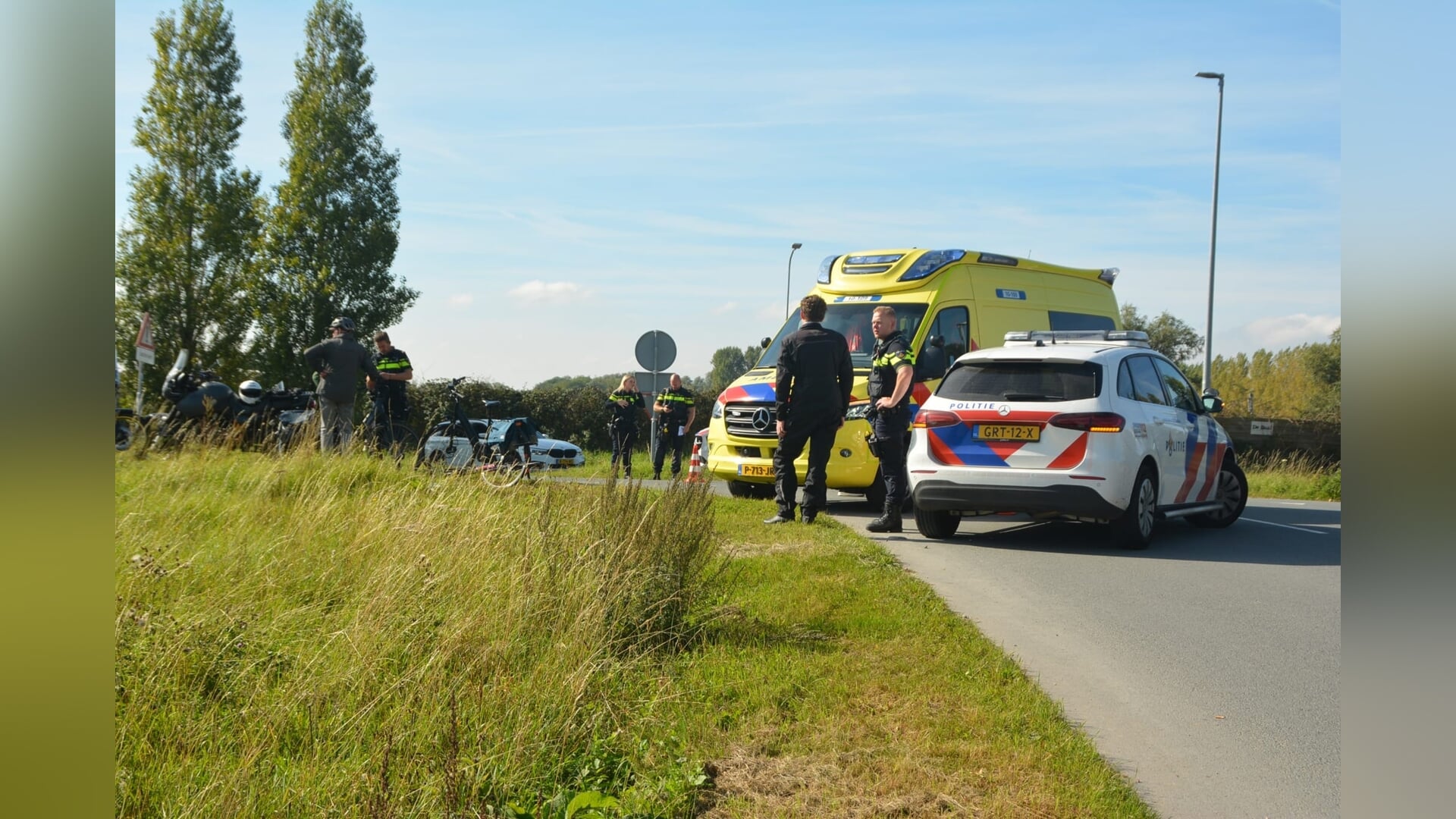 Aanrijding tussen wielrenner en motorrijder aan Schellinkhouterdijk in Hoorn
