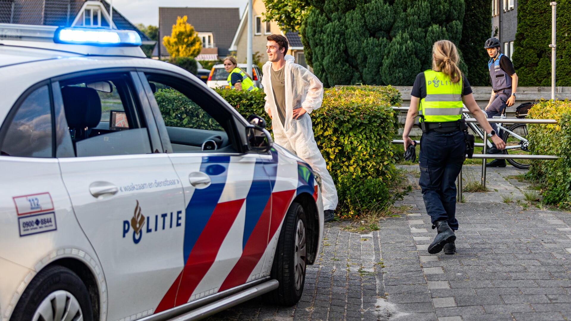 FOTO’S | Scheurende Politie Auto’s En Vluchtende Jongeren Tijdens The ...