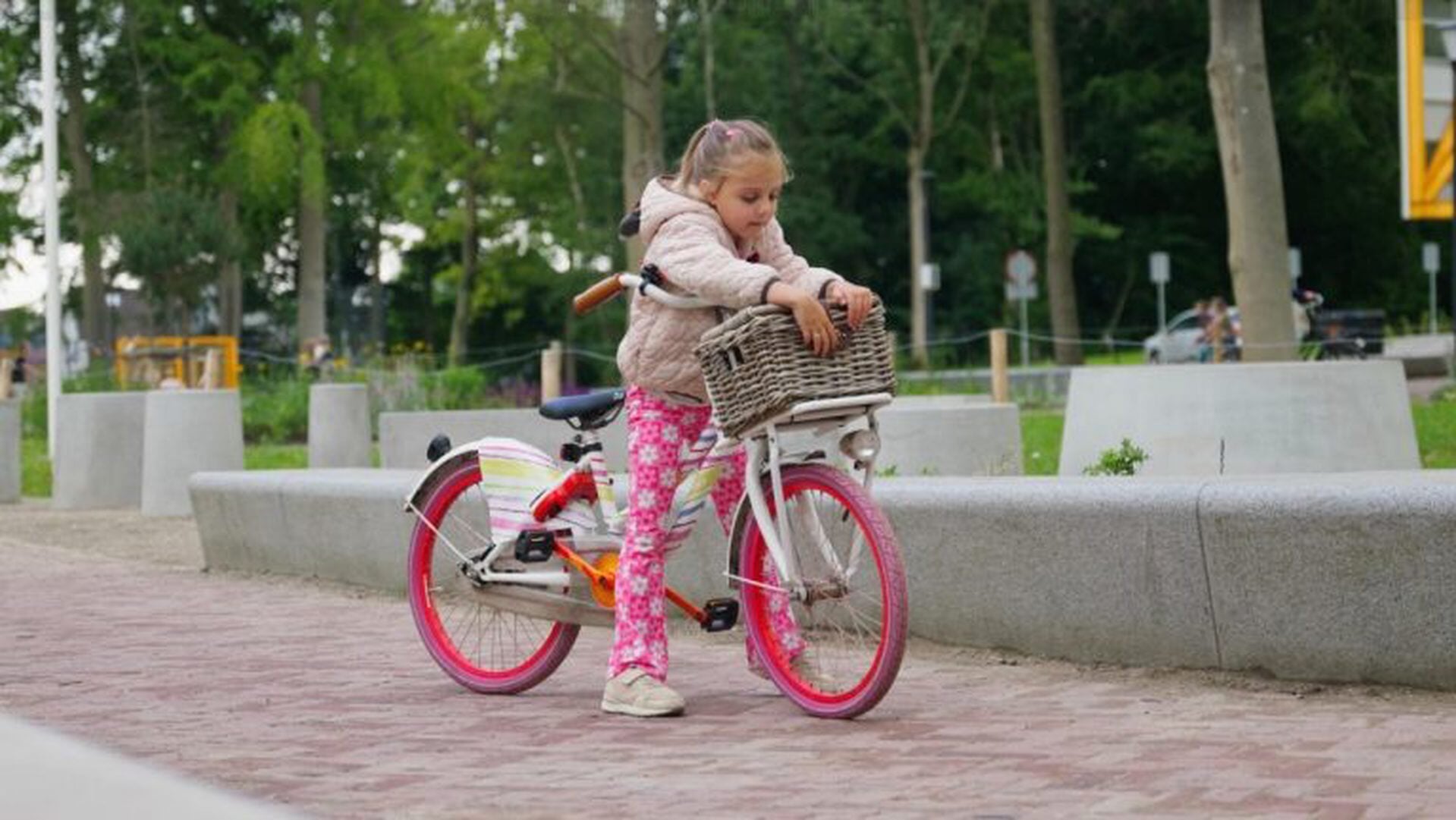 Inwoners kiezen nieuw bord dat bestuurders waarschuwt voor fietsers op schoolfietsroute