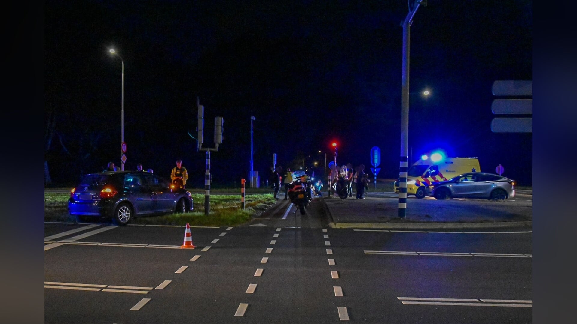 N245 richting Alkmaar afgesloten na ongeluk bij Oudkarspel, twee personen met spoed naar ziekenhuis