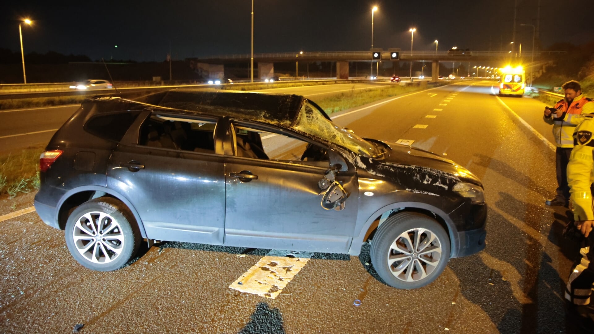 Auto slaat over de kop op A4 bij Den Hoorn: twee gewonden