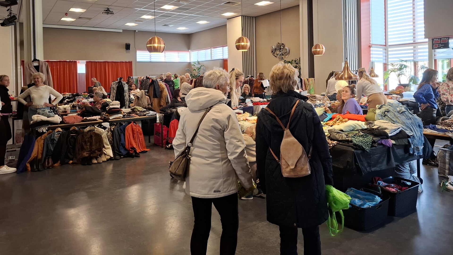 Lokaal shoppen op kledingbeurs in Wervershoof