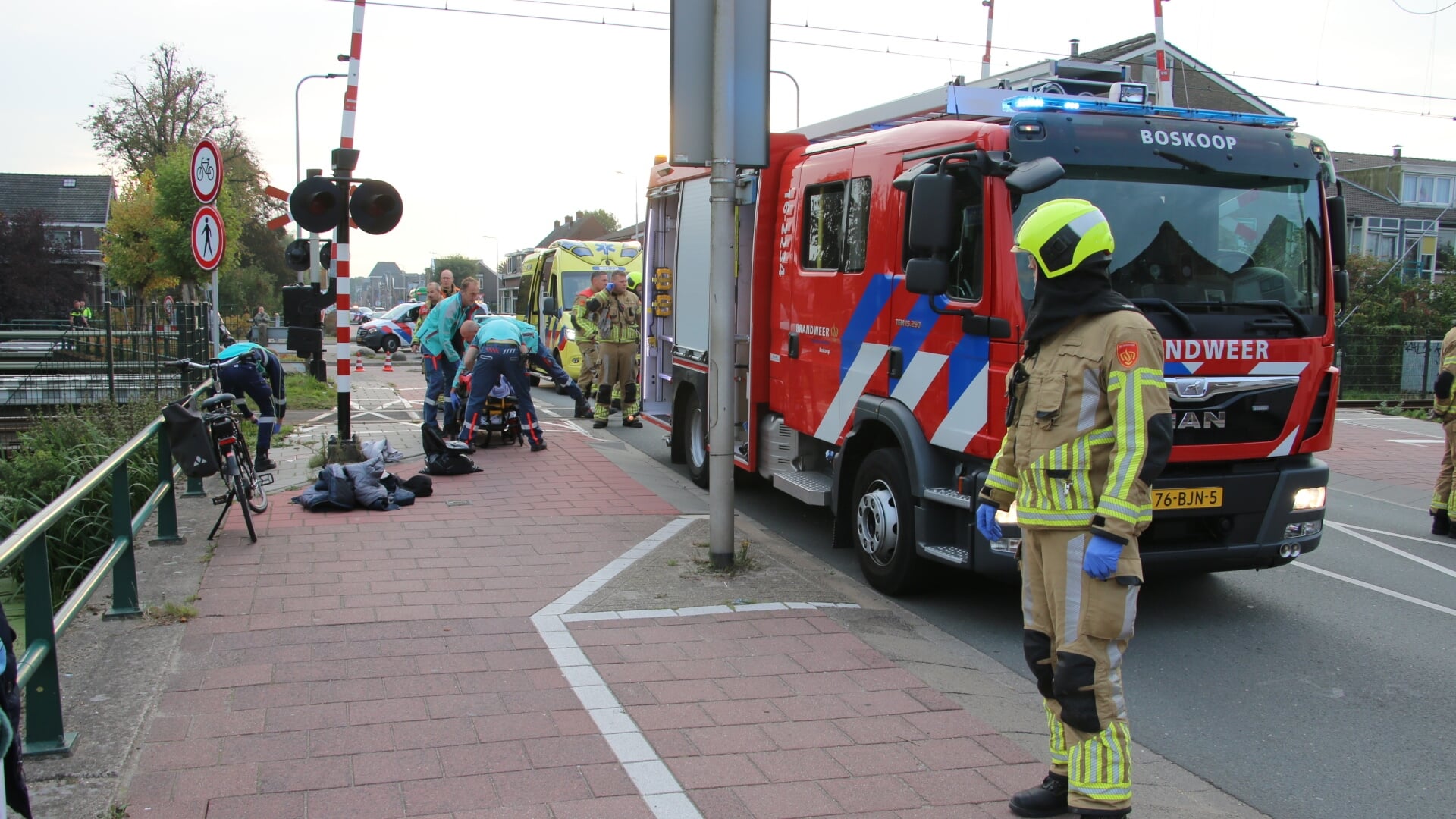 Fietser ernstig gewond door aanrijding met passerende trein aan de Zijde in Boskoop, traumaheli ter