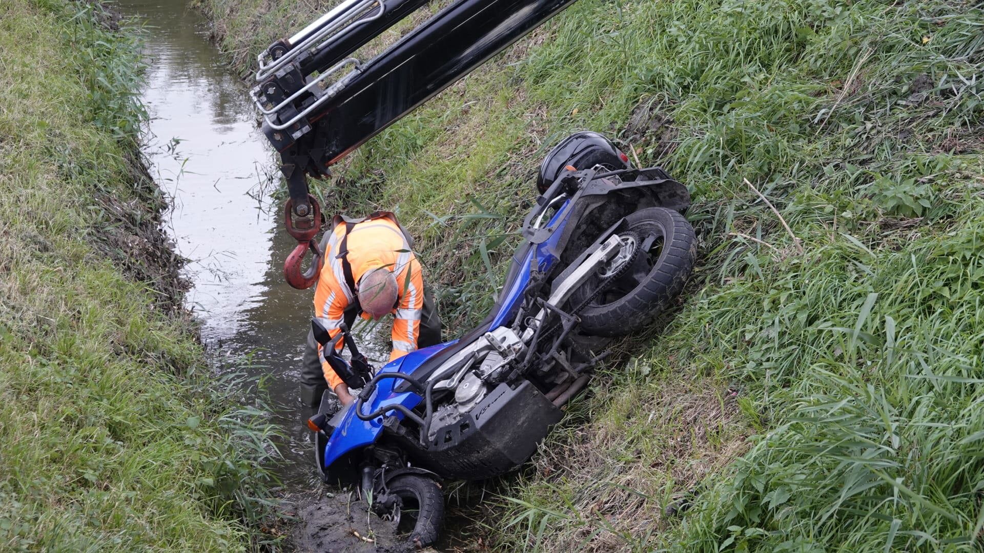 Motorrijder vliegt uit de bocht en eindigt in sloot langs Kneesweg in Oudesluis