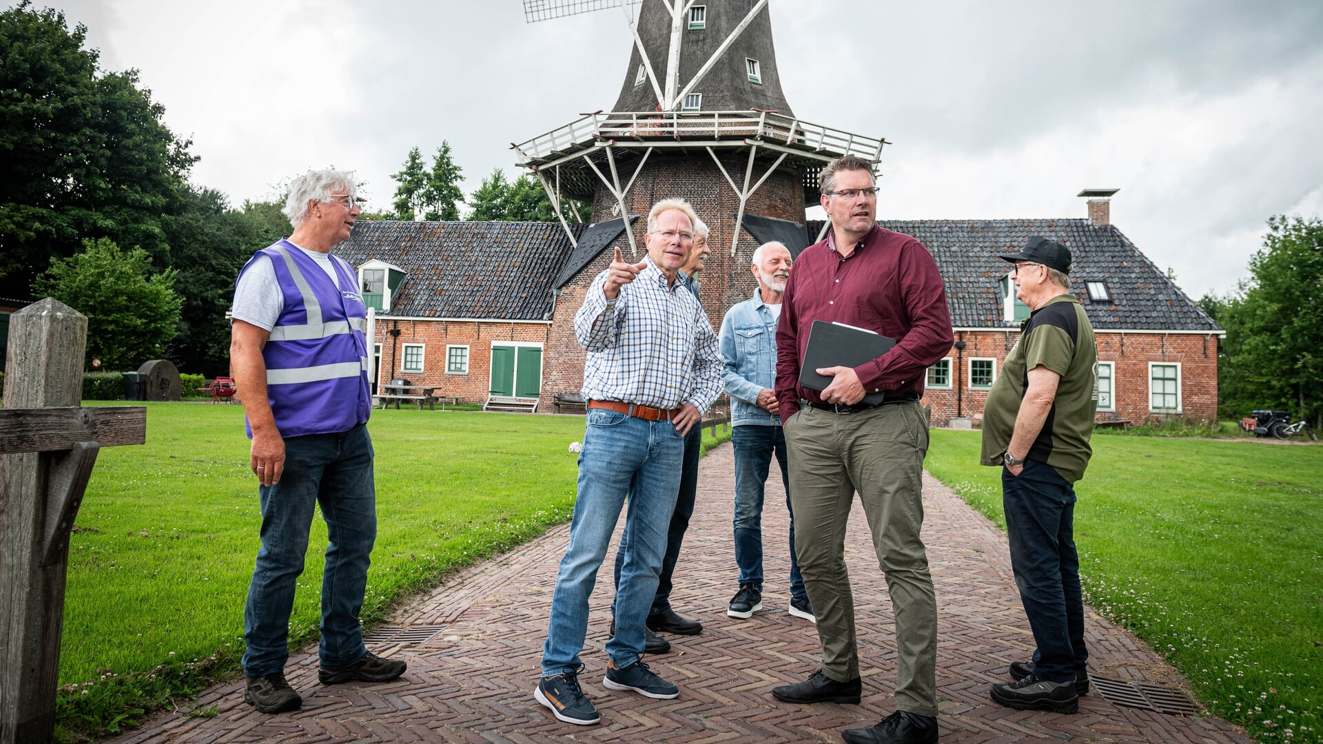 Delegatie provincie Drenthe brengt bezoek aan molen Roderwolde