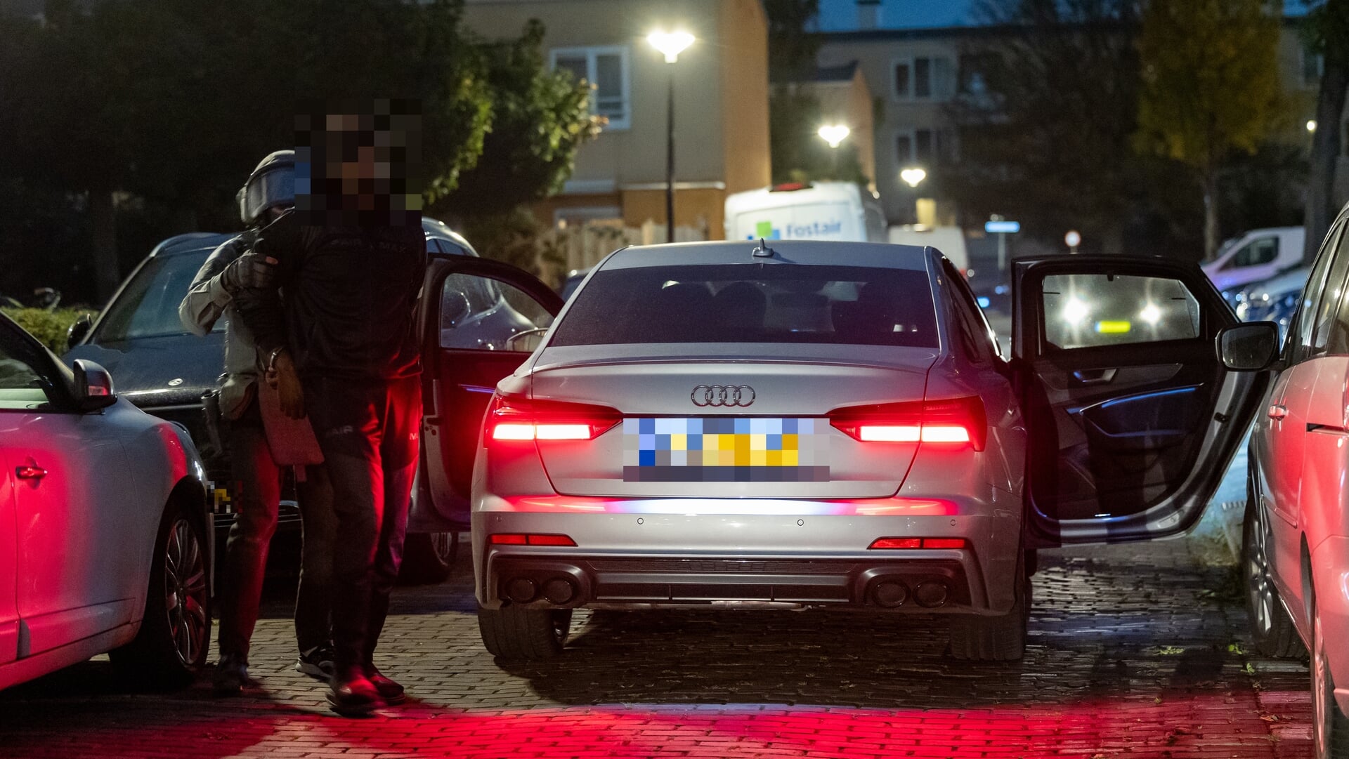 Zwaarbewapend arrestatieteam valt woning binnen in Vlaardingen: één aanhouding