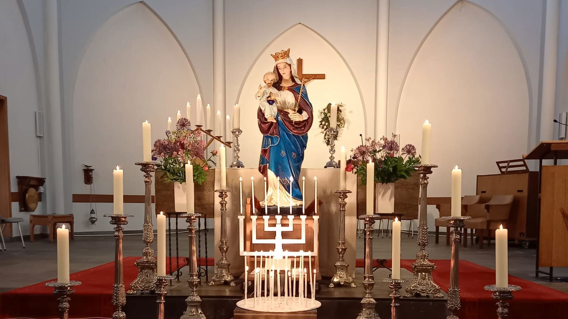 Mariaviering, met processie van bruidjes