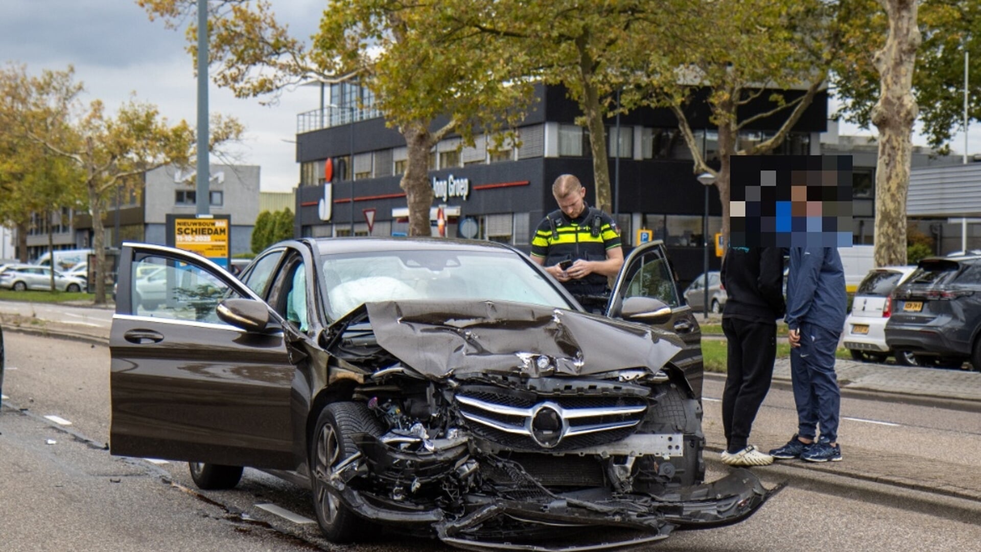 Twee auto’s botsen op ‘s-Gravelandseweg Schiedam: gewonden naar ziekenhuis