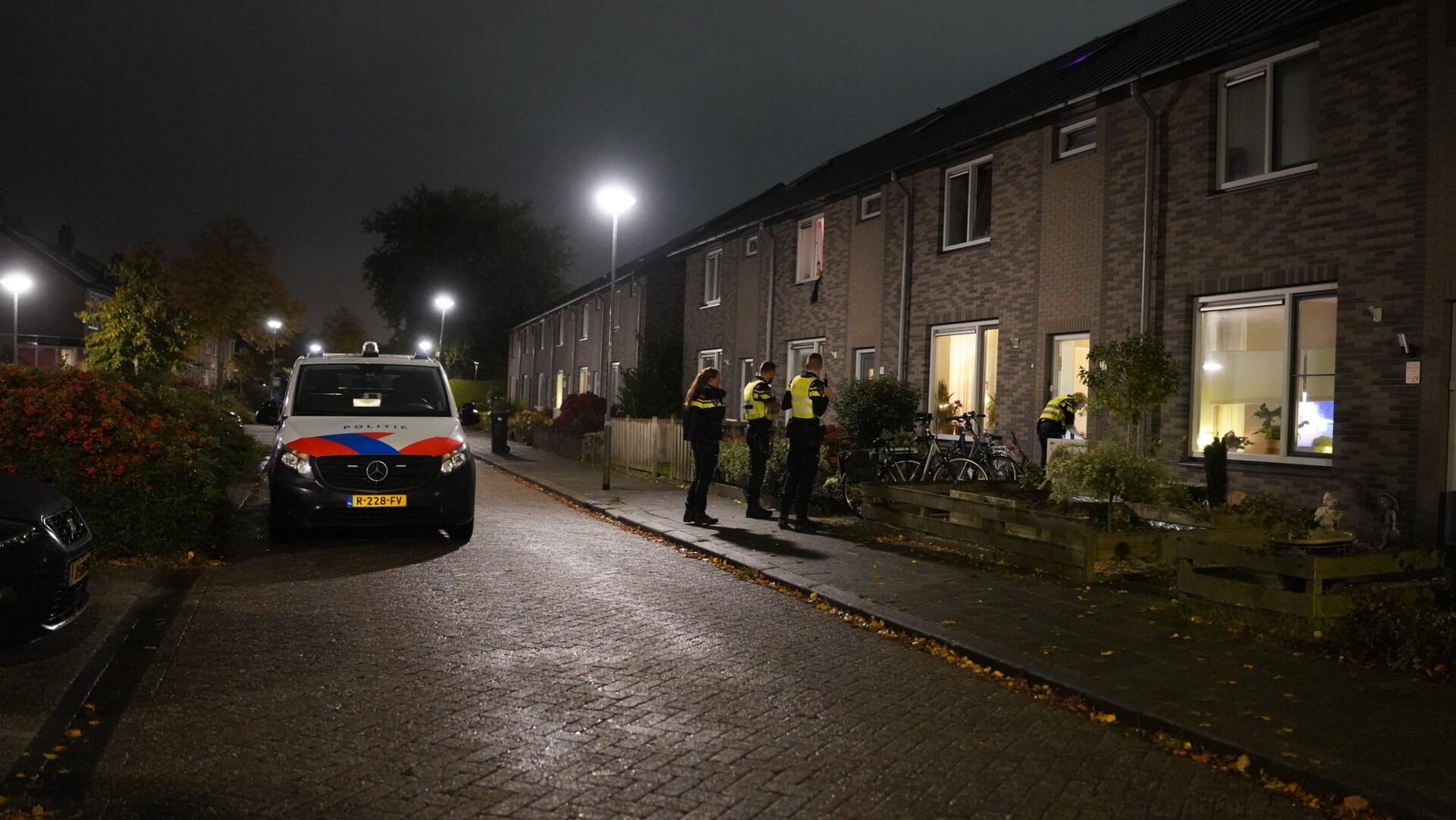 Brievenbus uit voordeur van woning aan Dahliastraat in Hoogkarspel geblazen door explosie