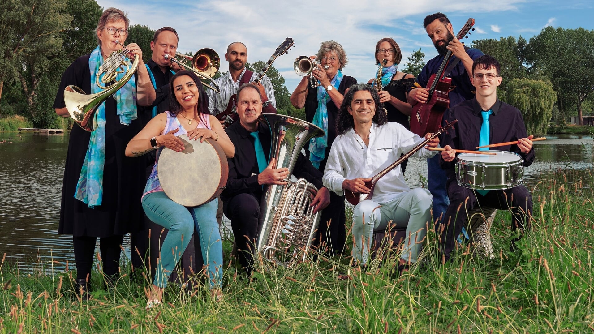 Muziek verbindt: azc-bewoners en fanfareorkest samen op het podium in Cool