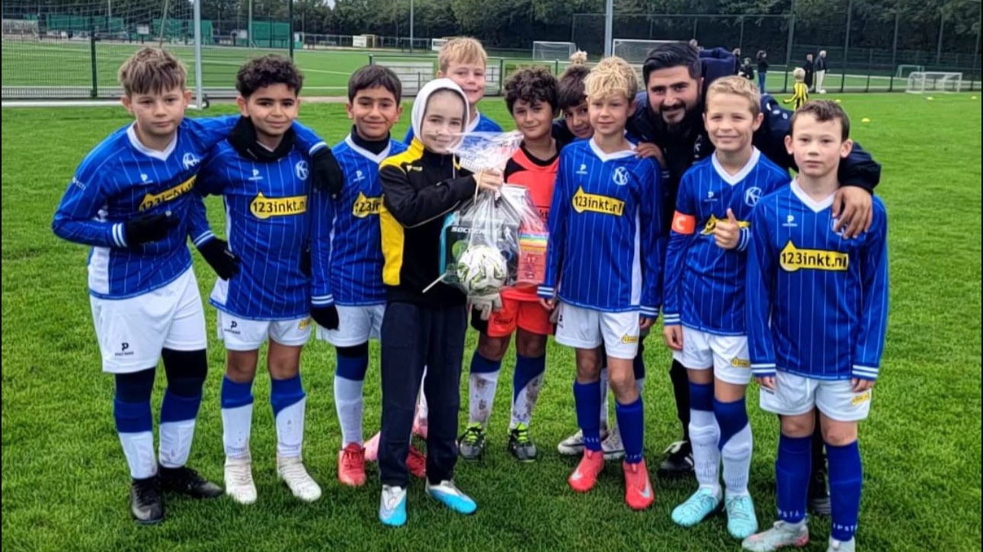 Aaron krijgt hartverwarmend eerbetoon van tegenstander op het voetbalveld van VVW Wervershoof