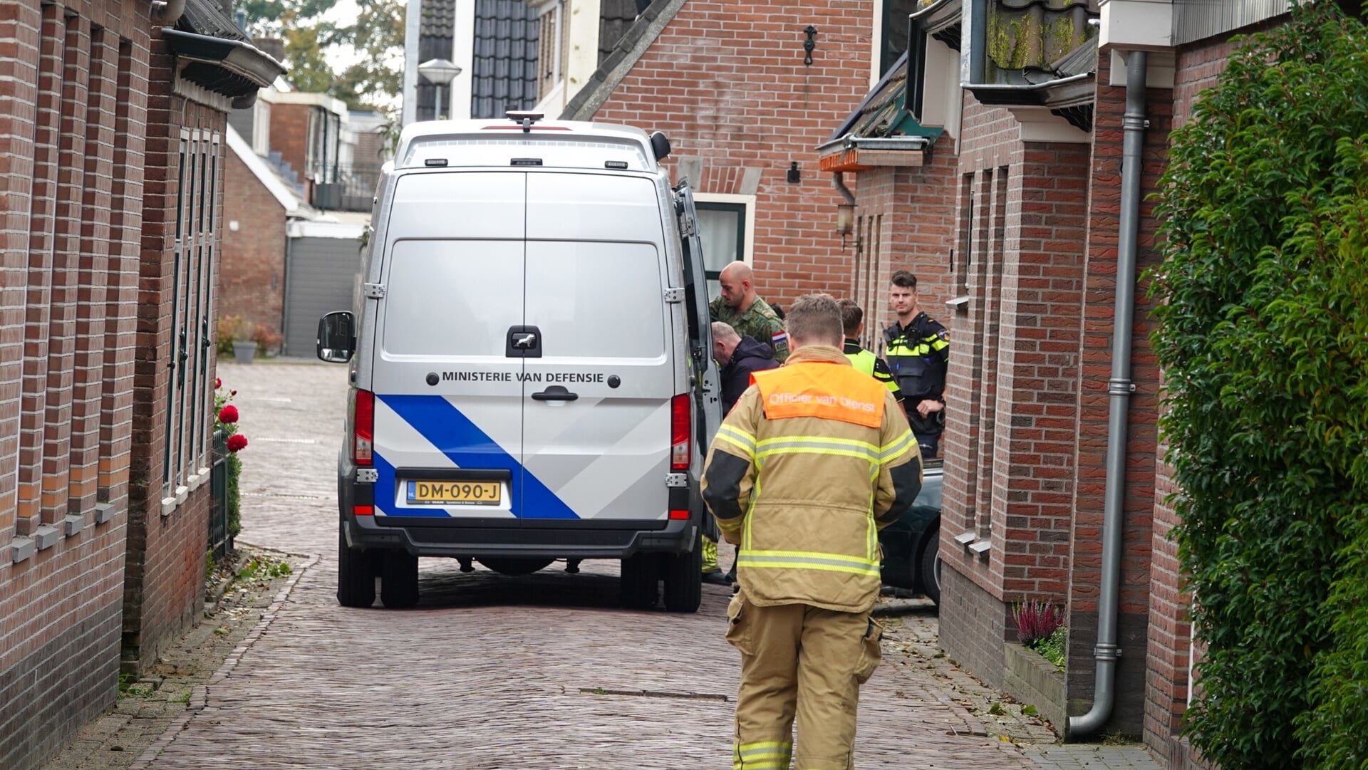 Woning ontruimd en straat afgezet na vondst vuurwerk aan Pastoor Gielenstraat in Lutjebroek