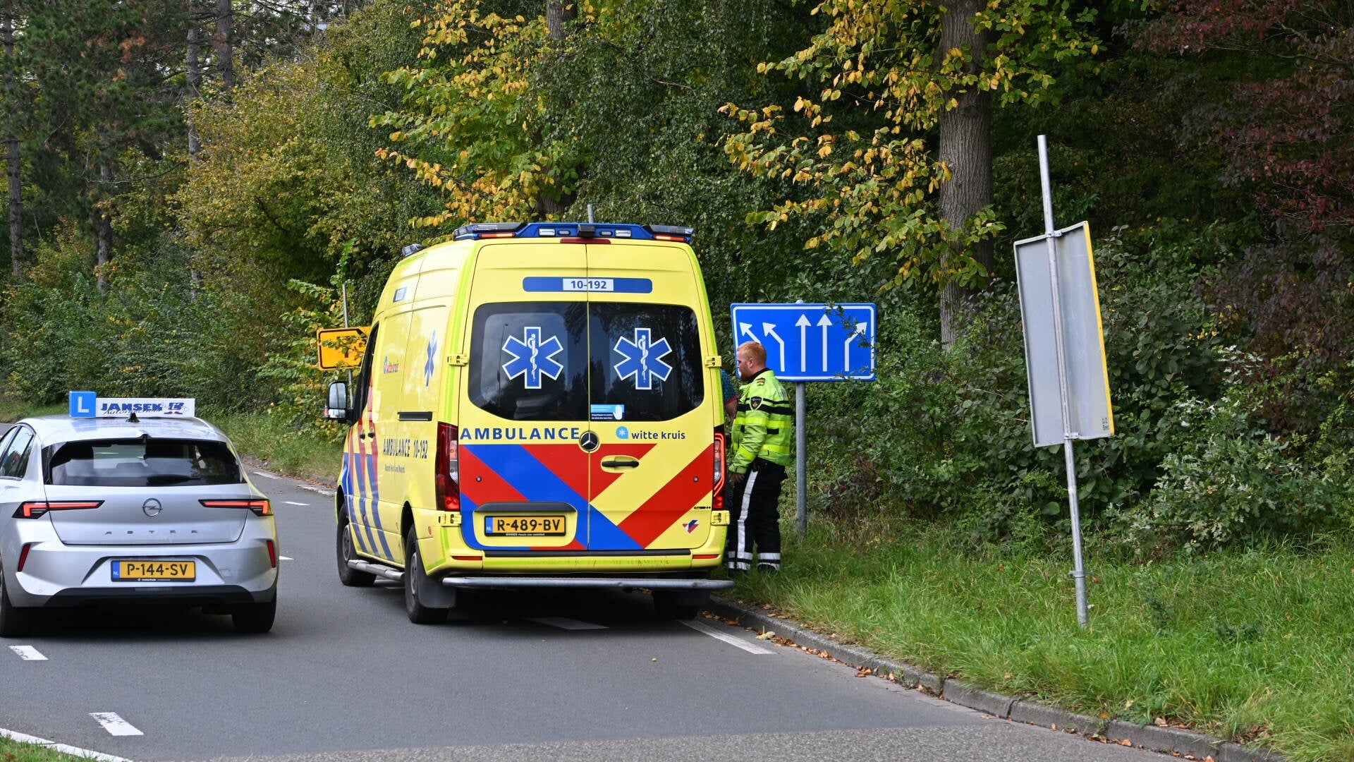 Fietser gewond na aanrijding met auto op rotonde Bergerweg-Oude Hoeverweg in Alkmaar