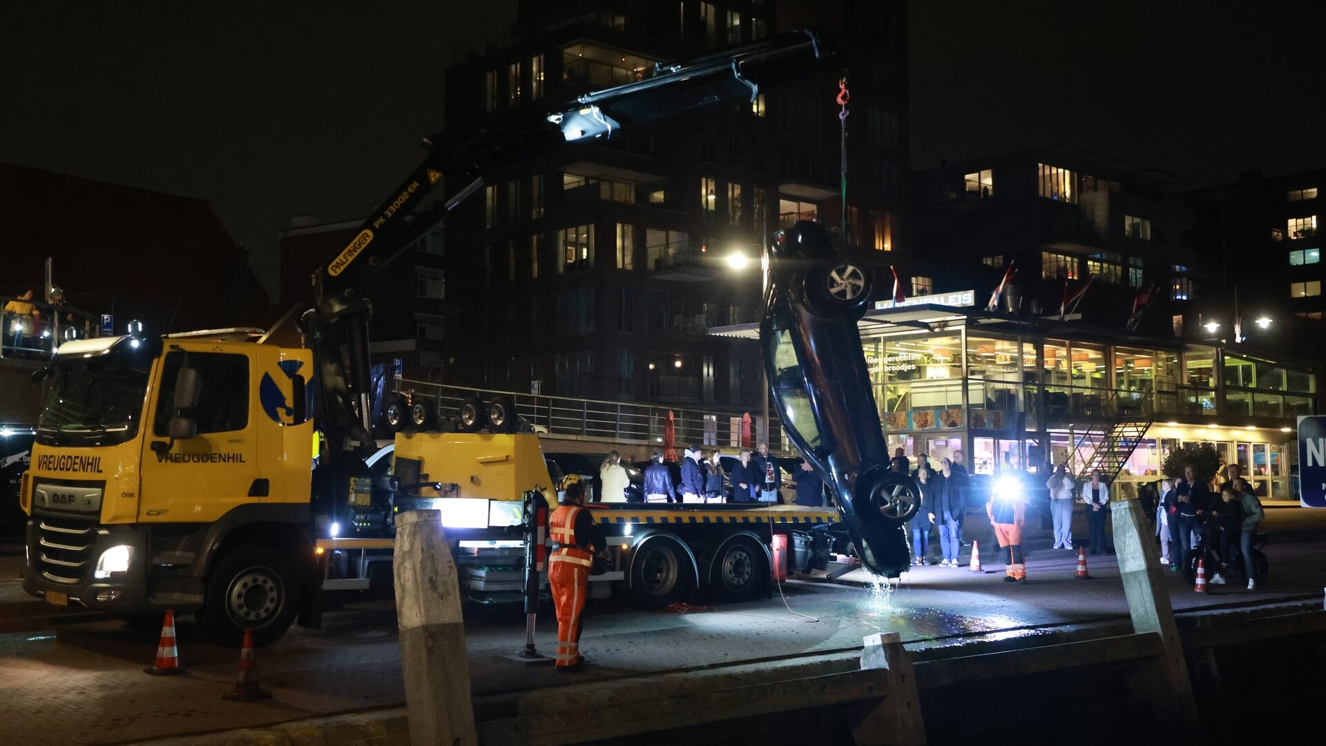 Parkeerdrama in Scheveningen: Auto rolt het water in tijdens ‘kroket-run’
