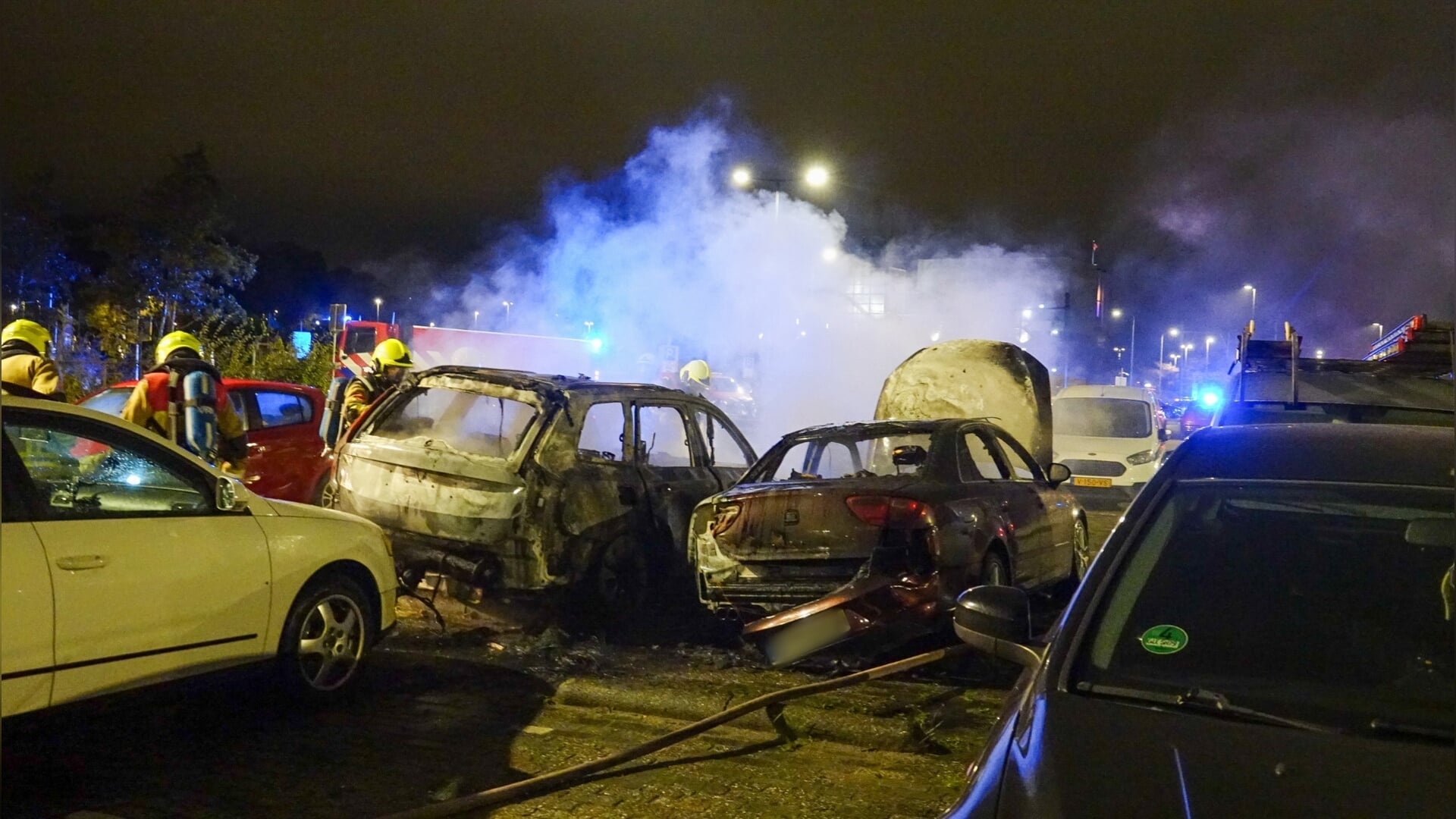 Meerdere auto’s verwoest door brand aan Emplacementsweg in Beverwijk, vermoedelijk brandstichting
