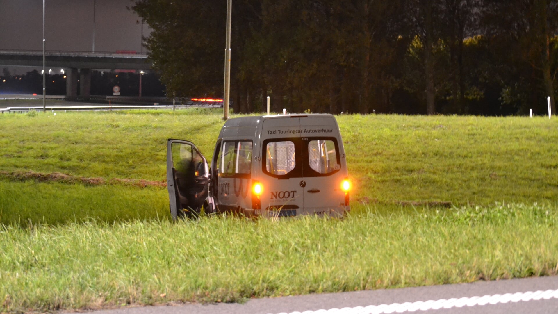 Taxibus belandt naast oprit van A9 bij Heemskerk