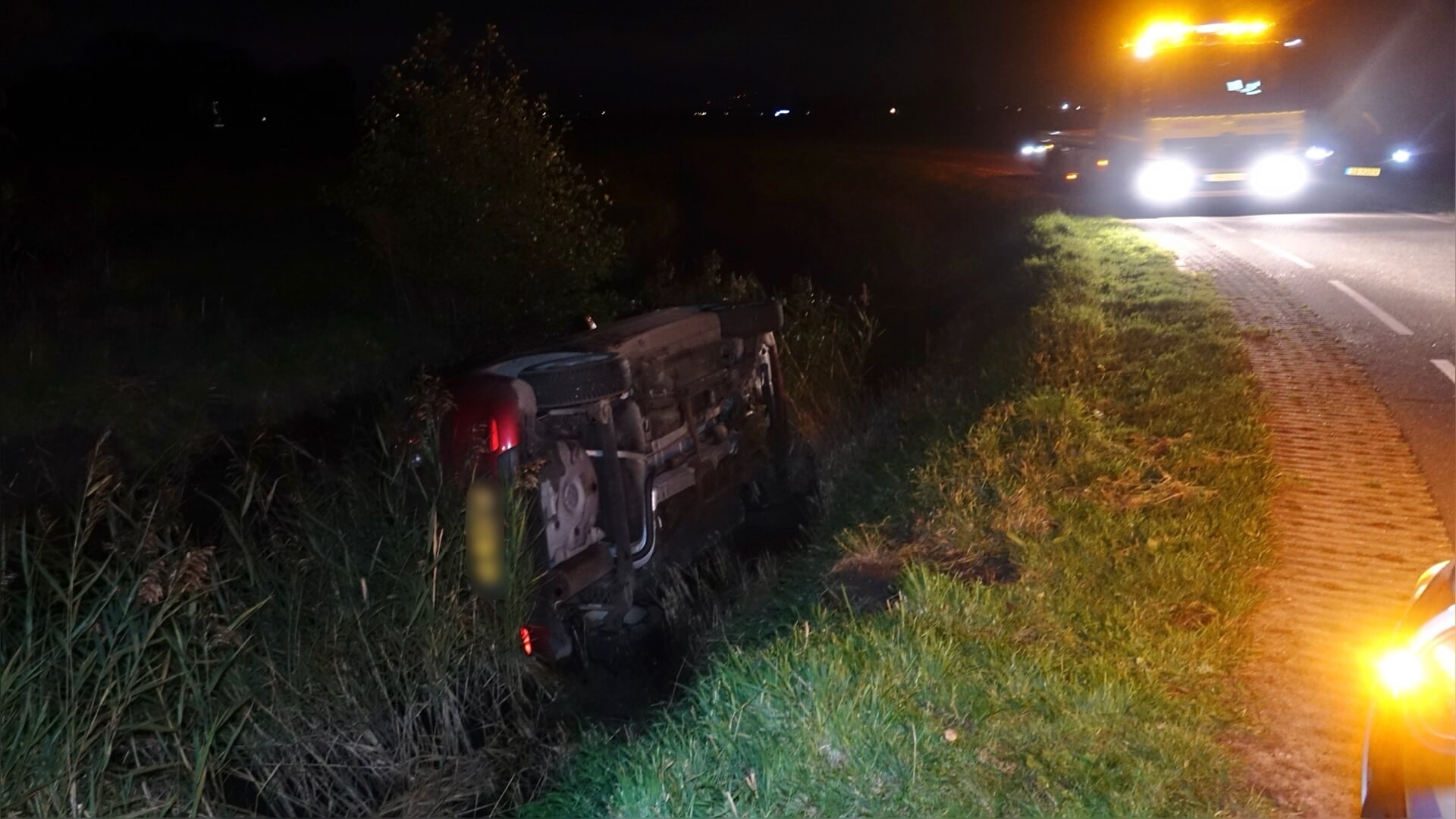 Automobilist wordt verblind en raakt van de weg aan Hogebierenweg in Haringhuizen