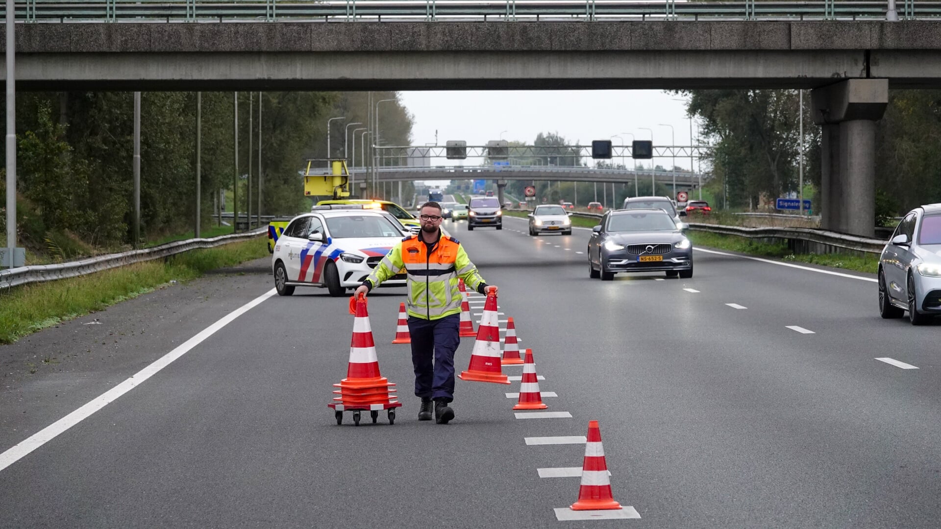 File op A7 bij Wognum door aanrijding tussen twee auto’s, één rijbaan dicht