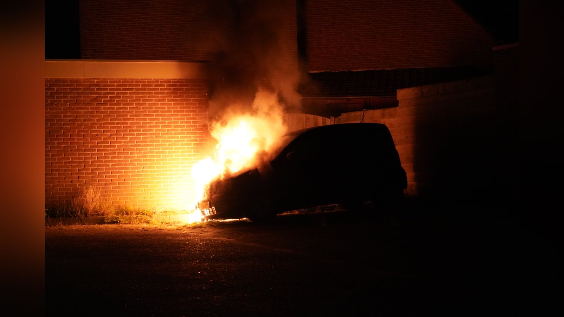 Auto in lichterlaaie aan Steker in Enkhuizen