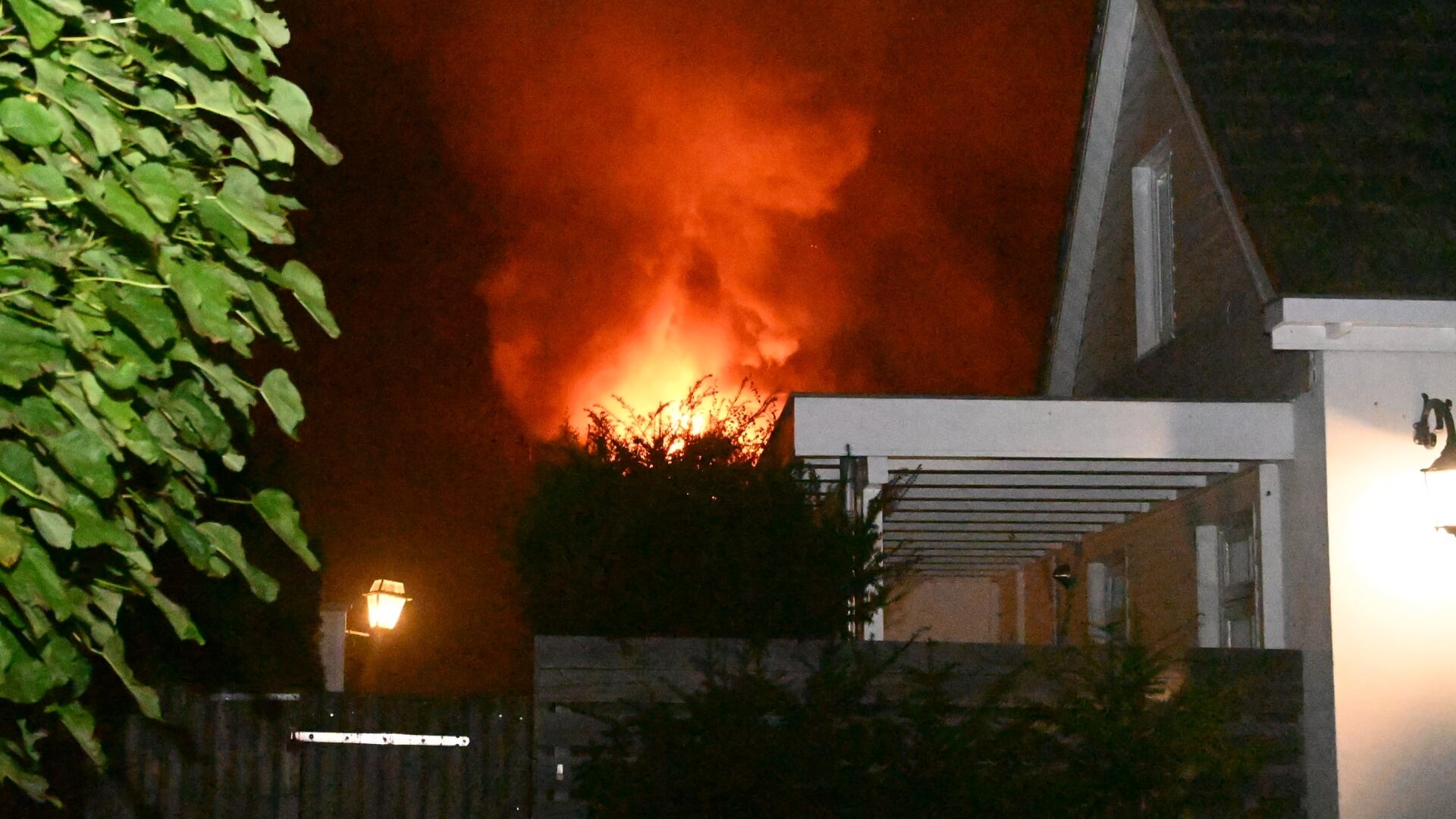 Uitslaande brand in woning aan Mooyeveld in Egmond-Binnen, vuurwerk opgeslagen in woning