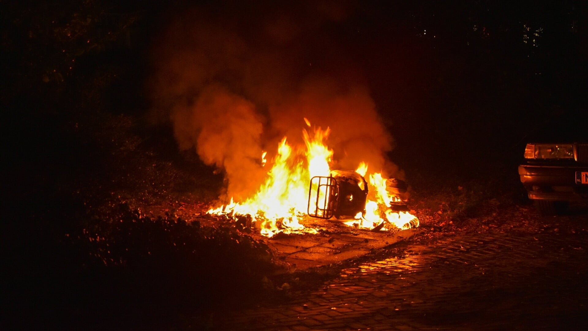 Scooter uitgebrand aan Amalia van Solmsstraat in Alkmaar, brandstichting niet uitgesloten